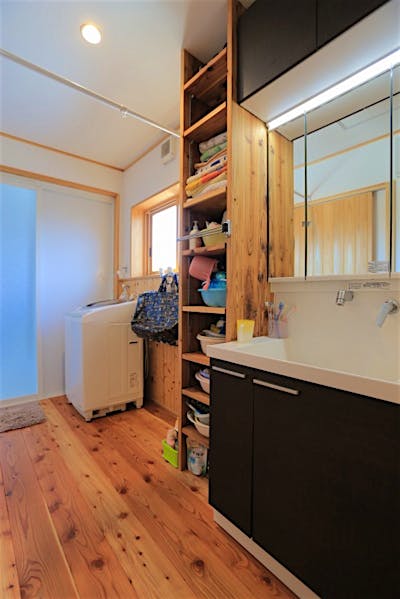 6人家族がゆったり使える広々した洗面脱衣室。窓を大きく取り、北側でも明るい。