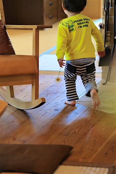 無垢の床は裸足がいちばん気持ち良い。