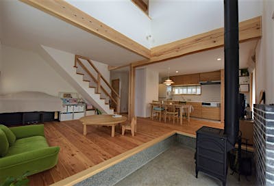 土間サロンに薪ストーブを設置した。灰や木屑も気にせず使うことができる。