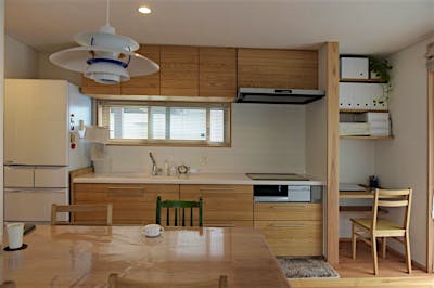 キッチン壁は、洗面コーナーと揃えたホワイトタイル。 窓から光が入り、手元が明るいキッチンに。