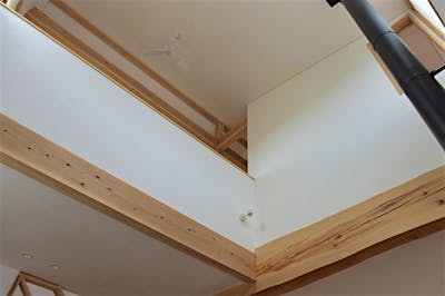 吹抜けまわりは構造梁を出しすぎず、スッキリした印象に。