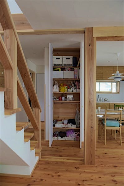 リビング側から利用できる収納。まとまった収納があることでリビングがスッキリする。