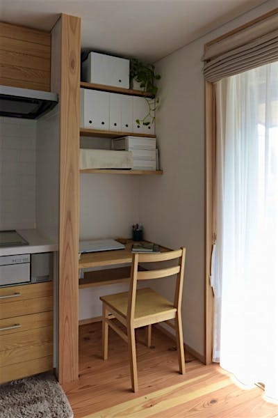 キッチン並びの家事コーナー。ちょっとした作業が出来る、大人のためのスペース。