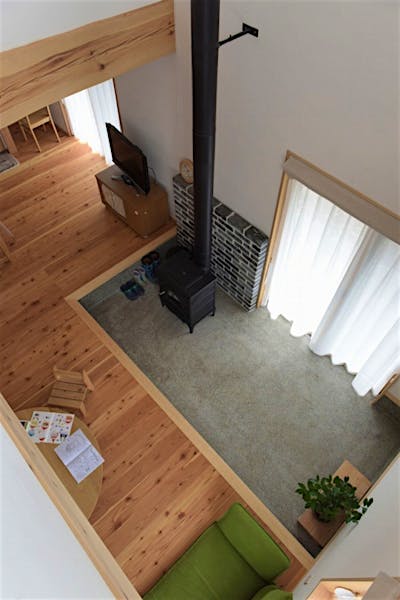 上部に吹抜けと、間仕切りなくリビングとつながる土間サロン。実際の大きさよりも広く感じられる。