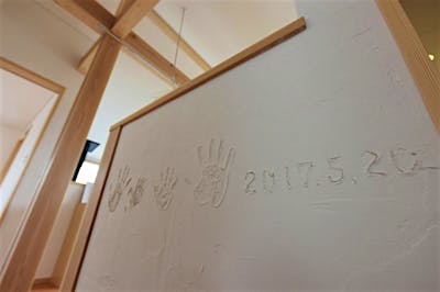 珪藻土の壁塗り体験をして、家族の手形を残した。思い出の詰まった壁に。