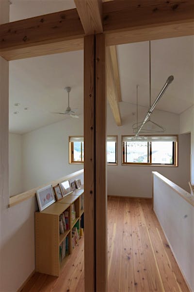 2階のフリースペースは室内干しが出来るようにした。ファミリークロークも近いので、家事動線も良い。