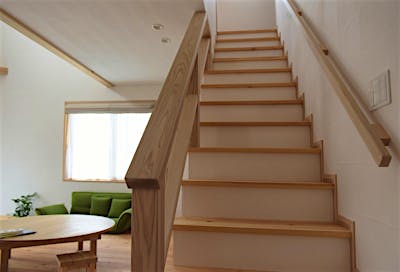 美しい直線階段にもこだわった。