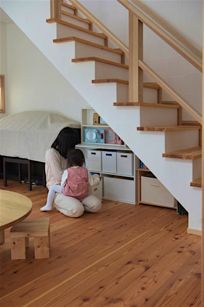 階段下の空間を上手に使い、お子様も率先してお片付けする収納スペース。