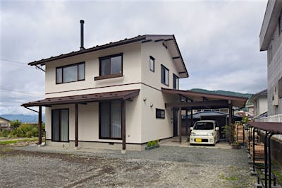 茶系でまとめた外観は、庭木のグリーンにも映えることを意図したカラーリング。