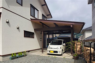 建物一体のカーポートを一台分設けた。雨の日でも濡れることなく玄関へアクセスできる。