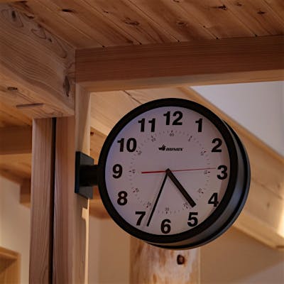 ダルトンの壁掛け時計もキーカラーのブラックに統一されている。