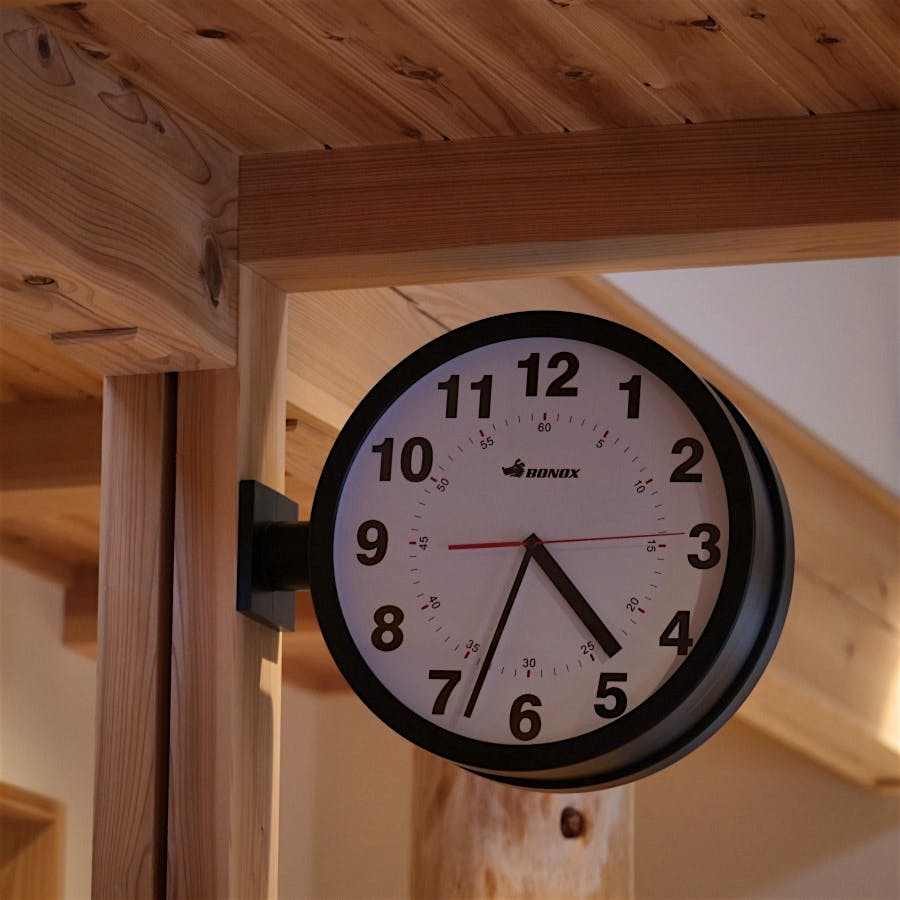 ダルトンの壁掛け時計もキーカラーのブラックに統一されている。