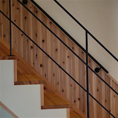 ダイナミックな木の内装に、『アイアン』を加えて、男らしくてかっこいい内装を意識しています。