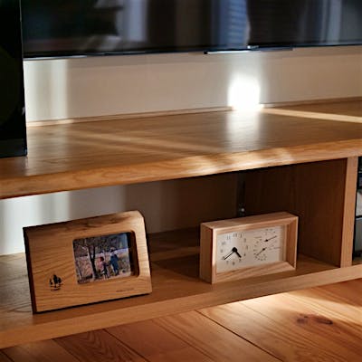 TVボードにそっと置かれた写真立て。次にお伺いする時はどんな写真になっているのか楽しみ。