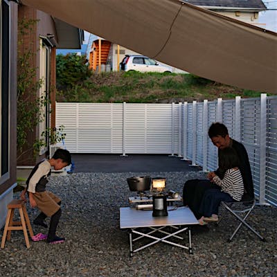 南庭でおうちグランピング。タープがあれば軒がなくても簡単に居心地のいい空間を作れる。