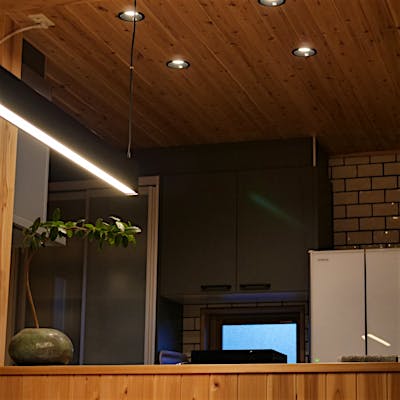 キッチン壁のタイル貼りも目地も汚れが目立たないようにと黒目地を希望。ご主人が知人の職人さんと一緒に自ら仕上げたタイル貼りです。