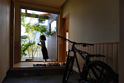 玄関正面には大きなピクチャーウィンドウを設け、シンボリックな中庭を眺められる。住まいの顔に相応しい空間設計。