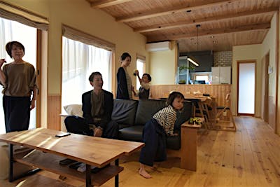 念のためエアコンを設置したけれど、来客時にしか使わない、とY様ご家族。夏はエアパス効果で心地よい涼しさがあり、冬は無暖房の朝でも14～15℃あるそう。