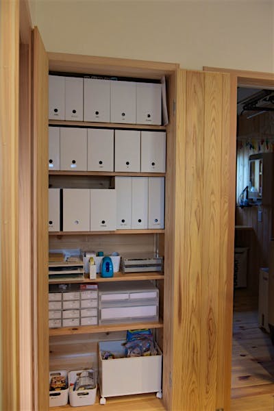 奥様渾身の力作、シンデレラフィット収納、その②よく見るとそれぞれの収納ボックスにはテプラが貼られ、中身や誰の物か一目でわかるようになっている。一手間が住みよい暮らしを生んでいる。