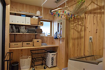 脱衣室の壁材は県産サワラの板張り。古くは桶作りに使われていた材なので耐水性もばっちり。