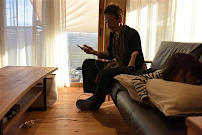 コーディネーターに“コレは便利だった！”とフィードバックして下さった床のコンセント。ソファで寛ぐとき、邪魔にならず充電出来て重宝しているそう。