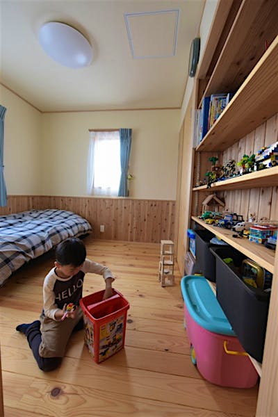 息子さんのお部屋。床材は長野県産の赤松。造り付けの本棚には教科書と彼のお気に入りのオモチャが飾られている。
