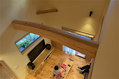 リビング上の吹き抜けには選木ツアーでお選びになった赤松の太鼓梁。ふとした時に、建築前の思い出が思い起こされる。