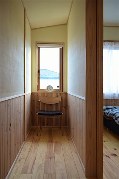 二階の階段脇、北側の窓。一日中安定した陽が入る。夏には南向きのリビングから入った風がこの窓から抜けていく。