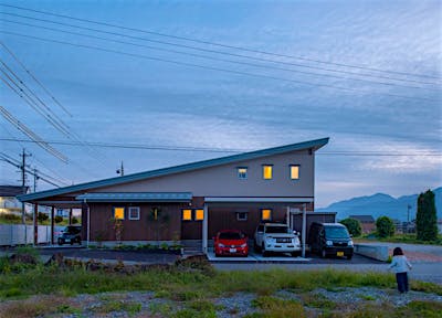 『メンテナンスがラクなように』とのご主人からのご希望もあり、外壁には化粧サイディングを使用。落ち着いたカラーの外壁仕上げとし、同じ片流れの諏訪展示場とは雰囲気を変えています。内装の男らしさを外装にも…。