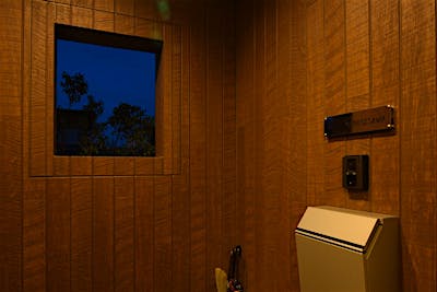 北側の玄関は交差点とも近く、停車中の車からの目線を防ぐため玄関ポーチは三面を壁にした。