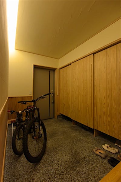 ５畳の広さを確保した玄関。広く設けた土間には趣味のマウンテンバイクを。壁一面の収納には、家族５人の靴がたっぷり置ける。