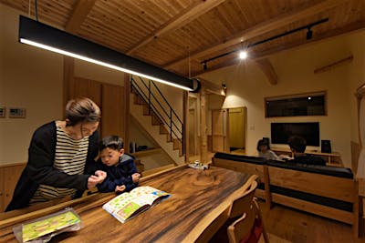 照明器具やアイアン手すりはブラックで統一したコーディネート。ダイニングテーブル天板はモンキーパット。