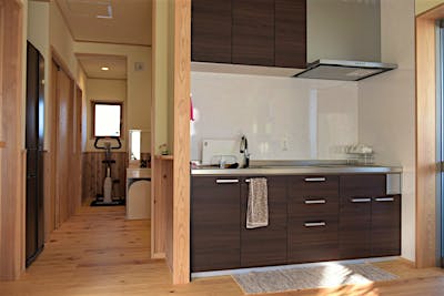 お母様のプライベートスペースは、リビング・キッチン・寝室を機能的にまとめた空間設計。大容量のクローゼットを２つ設け、夏物・冬物を分けて収納されている。