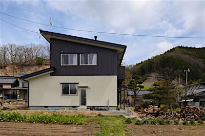 スタイリッシュな片流れ屋根が印象的な外観。