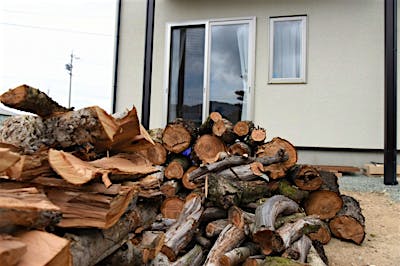 冬に向けた薪集めも、暮らしの楽しみの一つに。