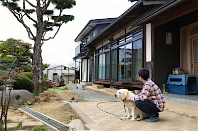 ご実家横に新築をした。母屋や庭との調和も重視した外観に。