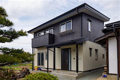 モノトーンできりりとした印象に。「齢を重ねても似合う家であってほしい」とT様。