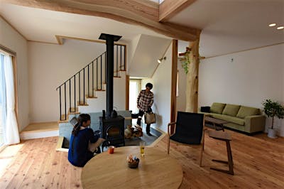 階段と絡めた薪ストーブが空間のアクセントになっている。薪ストーブ脇には勝手口を設け、薪運びの動線も抜群。