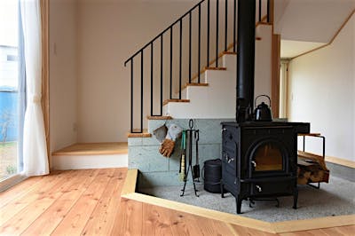 階段手摺にはアイアンを。薪ストーブの炉壁には十和田石。シンプルだからこそ、素材感が際立つ。