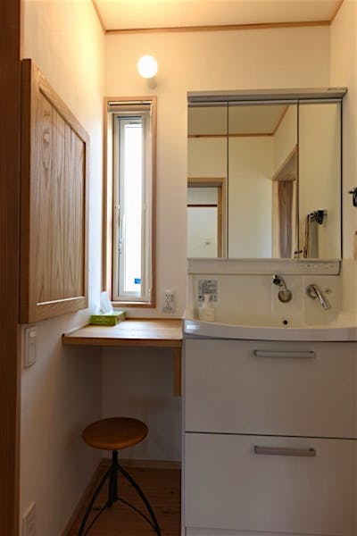 洗面コーナー脇にはカウンターコーナーを設けた。2人並んで使うこともできる。