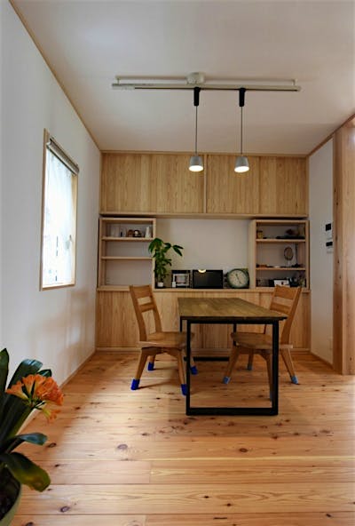 ダイニングテーブルは自作のもの！一万円以下の材料費で出来たそう。