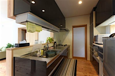 キッチンには大容量の収納を備え付けた。キッチンを抜けた先にも大容量の食品庫。適材適所に収納を計画した。