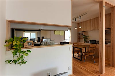キッチンやダイニングはオープンすぎず、クローズすぎず。リビングとの程よい繋がりで落ち着きの空間に。 