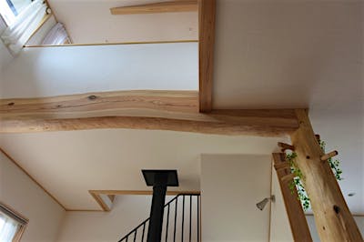 太鼓梁は、一番太く曲がりのある梁を選んだ。枝付きの丸柱と組み上がる様がお気に入り。