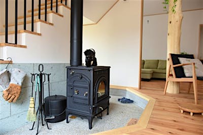 薪ストーブまわりは一段下げて、灰や木端の掃除もしやすくした。腰かけて薪ストーブの炎を眺めるのも至福の時間。