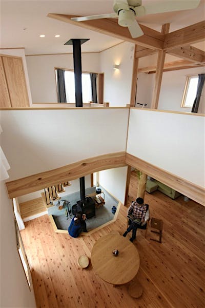 独立した部屋は寝室のみだが、程よい壁量で視線が遮られる、絶妙なバランスの広がり間取り。