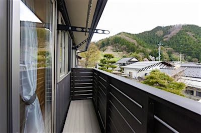 バルコニーからは里山の四季の変化を楽しむことも出来る。