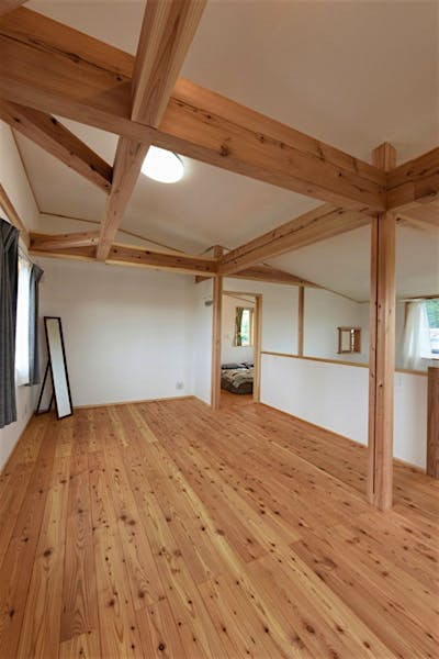 梁に床を張ればロフトができる。ハンモックをかけて楽しんでも良い。自由な空間をこれからどう使おうか、構想が膨らむ。