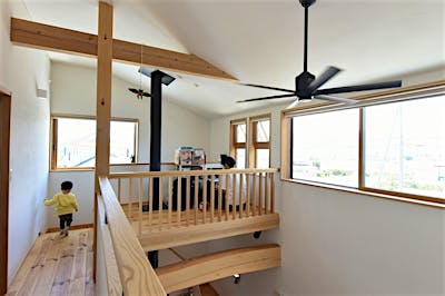 2階の共有スペースは、吹き抜けに漂うような感覚の「浮き床」。変化のある空間が楽しい。