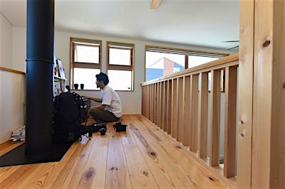 浮き床は、ご主人が趣味のカメラに没頭したり、お子様が遊んだり。家族皆大好きな空間。 